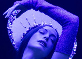 Anne Hathaway xây dựng hào quang đơn độc cho Mother Mary